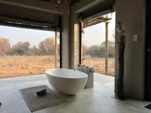 KlipdriftLookOut Safari Lodge的窗户客房内的白色大浴缸