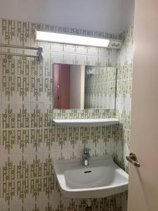 雅典卡斯姆斯酒店的一间带水槽和镜子的浴室