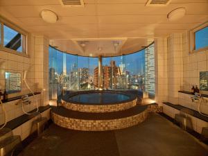 大阪太阳广场酒店的一间带浴缸的浴室,享有城市美景