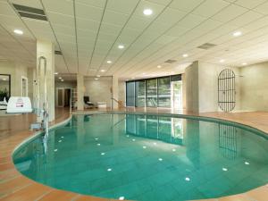 伊斯坦Hotel Altos de Istán的大楼内的大型游泳池