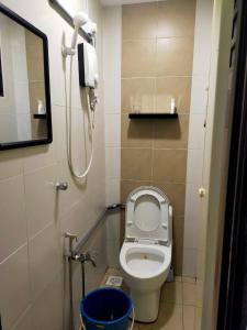斯里曼绒Homestay Manitha的一间带卫生间和电话的小浴室