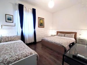 Bernate Ticino卡诺比尔住宿加早餐旅馆的一间卧室配有两张床和一张玻璃桌