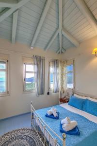塞沃塔Sivota Villas with Sea Access的一间卧室配有一张大床和毛巾