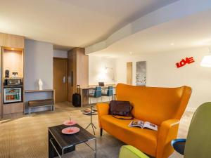 梅赫伦梅赫伦中心诺富特酒店的客厅配有沙发和桌子