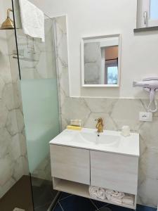 阿纳卡普里B&B La Danza del Mare的白色的浴室设有水槽和镜子