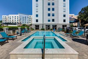 比洛克西比洛克西海滨大道汉普顿酒店的一座带椅子的游泳池以及一座建筑