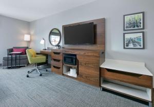比洛克西比洛克西海滨大道汉普顿酒店的客房设有书桌、电视和椅子