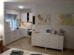 什切青Przytulny Apartament的厨房配有白色橱柜和台面