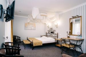 日托米尔突突温泉酒店的一间卧室配有一张床、一张桌子和一面镜子