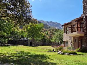 梅洛COSTA COM Departamentos de Montaña的一座房子,有一座山的庭院