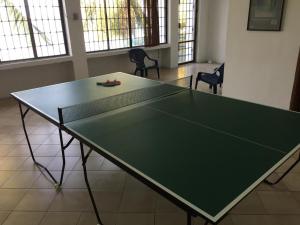 圣玛尔塔Casa Miramar的一个带椅子的房间里一张乒乓球桌