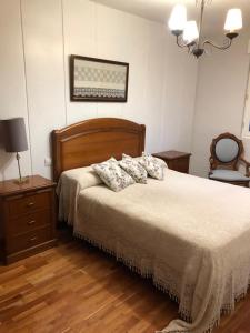 曼西利亚德拉斯穆拉斯MENCIA的一间卧室配有一张带两个枕头的床