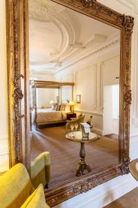 凯特林拉什顿霍尔Spa酒店的卧室内的一面大镜子