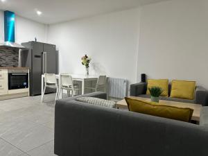 科克Cork city En-suite Single room的客厅配有沙发和桌子