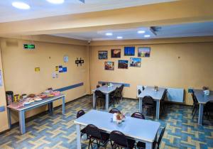 第比利斯Tbilisi Airport Hotel - ATU的教室里配有桌椅