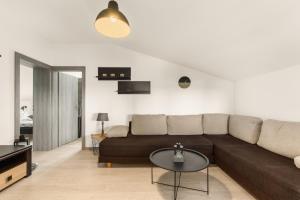 波雷奇Apartman Dobrec的客厅配有棕色沙发和桌子