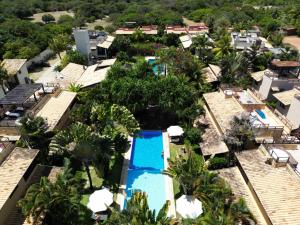 皮帕Casa Pipa Beleza的棕榈树度假村泳池的空中景致