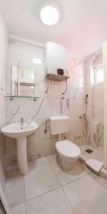 布德瓦Villa MD的白色的浴室设有卫生间和水槽。