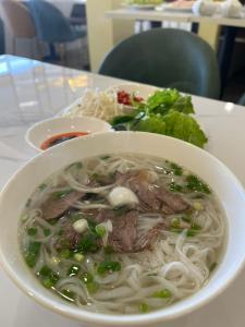 大叻Thanh Thanh Hotel的桌上一碗汤,配以肉和面条