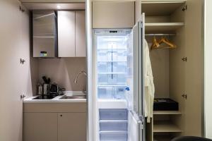首尔Hotel Vert的厨房配有开放式冰箱,设有水槽