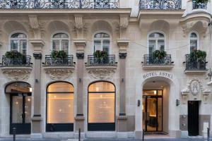 巴黎阿斯托利亚阿斯特拉奥佩拉酒店的建筑的外墙,有窗户和植物