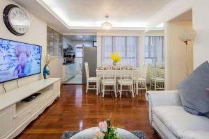 香港Tsim ShaTsui Luxury 3bedroom Apartment near MTR！的一间带白色沙发的客厅和一间用餐室