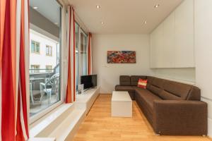 斯拉德明Appartements Tamino by Schladming-Appartements的带沙发和电视的客厅