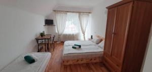 斯塔勒斯普拉维ALMI - penzion - pizzerie的一间小卧室,配有两张床和窗户