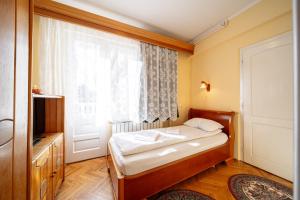 奥多尔黑塞库耶斯克Lilla Panzió的一间小卧室,配有床和窗户