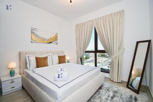 迪拜Contemporary 2BR Gem in Madinat Jumeirah - RAH的白色的卧室设有一张大床和一个窗户