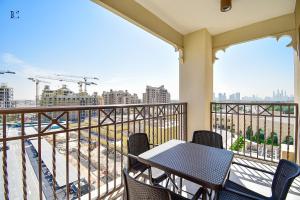 迪拜Contemporary 2BR Gem in Madinat Jumeirah - RAH的阳台配有桌椅。