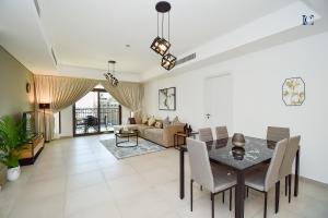 迪拜Contemporary 2BR Gem in Madinat Jumeirah - RAH的用餐室以及带桌椅的起居室。