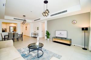 迪拜Contemporary 2BR Gem in Madinat Jumeirah - RAH的客厅配有沙发和桌子