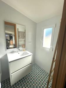 德尼亚Lalola villas - Casa privada Denia的白色的浴室设有水槽和镜子