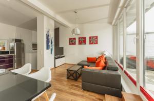 斯拉德明Appartements Tamino by Schladming-Appartements的客厅配有沙发和桌子