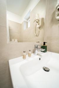 奥多尔黑塞库耶斯克Lilla Panzió的浴室设有白色水槽和镜子