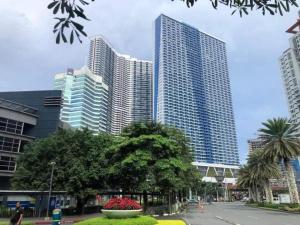 马尼拉Cozy Condo Apartment in Makati / Manila with mall, restaurants, groceries, pool, netflix, disney+ and more的城市中一群高大的建筑