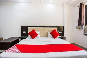 Flagship Hotel Raj Ganga客房内的一张或多张床位