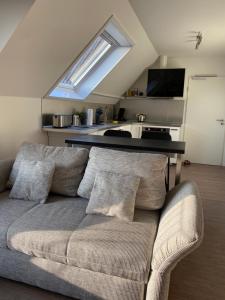 沃尔夫斯堡MEINpartments - Full service living的客厅设有一张沙发,客厅设有窗户