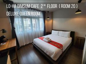 曼谷Lo-Ha Guest house, Contactless Check-in的一间卧室设有一张大床和窗户