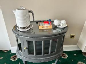 弗吉尼亚Lakeside Manor Hotel的茶壶和茶杯的桌子