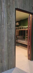 奥南海滩Aonang Knockout Hostel的通往带双层床的房间的门廊