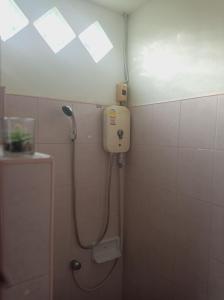奥南海滩Aonang Knockout Hostel的浴室设有淋浴,墙上配有电话