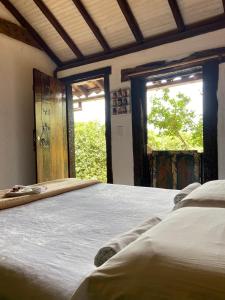 西波山Abrigo Cipó的一间卧室设有两张床和两个窗户。