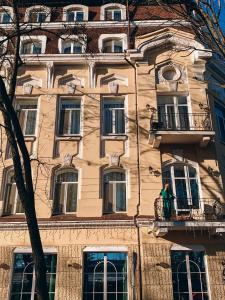 敖德萨亚历山德斯基酒店的站在大楼前阳台的人