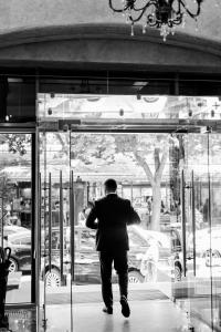 敖德萨亚历山德斯基酒店的穿西装的人穿过玻璃门