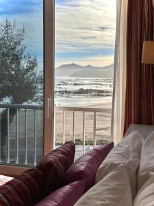 诺哈拉斯奥拉斯酒店的带沙发的客厅,享有海滩美景