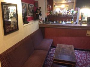 布莱克浦亚伯福酒店的一间酒吧,在房间内配有长凳和桌子