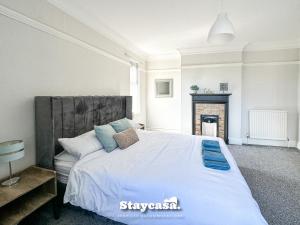 莱斯特Stunning 5bdr Detached King Suite Abode的卧室配有带蓝色枕头的大型白色床