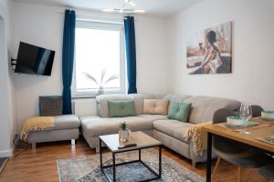 不莱梅Volante Apartment Bremen-Findorff的客厅配有沙发和桌子